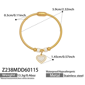 Vista dettagliata del bracciale cuore in acciaio inossidabile dorato con dimensioni