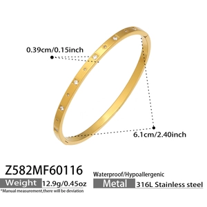 Makroaufnahme eines Armreifs aus 316L Edelstahl in Gold mit präzisen Maßen für Breite und Durchmesser