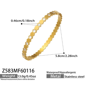 Detailaufnahme des vergoldeten Waben-Armbands mit Zirkonia und Maßangaben