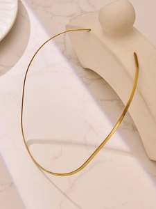 Collana girocollo minimalista in acciaio inossidabile placcato oro 18 carati su marmo bianco