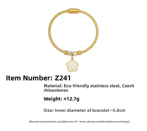 Dettaglio di bracciale in acciaio placcato oro 18k con ciondolo a fiore in zirconi