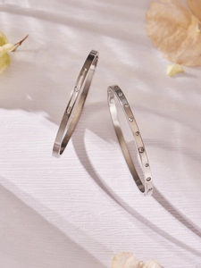 Nahaufnahme von Edelstahlarmbändern mit Zirkonoxid-Besatz und elegantem Metalldesign