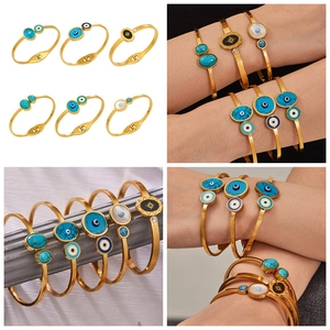 Détails de bracelets dorés avec œil maléfique, turquoise et incrustations de nacre