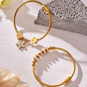 Set di bracciali in acciaio inossidabile placcato oro 18k con zirconi e fiori