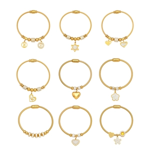Bracciali intrecciati dorati con chiusure magnetiche e vari ciondoli a cuore e fiori