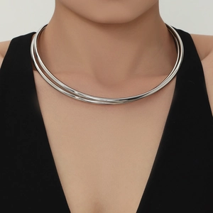 Girocollo minimalista in argento a doppio strato a forma di V geometrica da donna