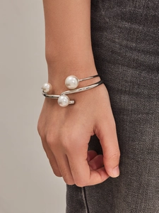 Detalle de brazalete vintage bañado en oro de 18k con perlas naturales de agua dulce