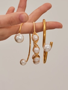 Vista detallada de tres pulseras de latón chapado en oro de 18k con perlas de agua dulce
