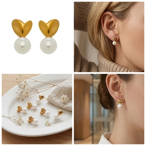 Vues détaillées des boucles d'oreilles cœur en perles d'or 18 carats sur le modèle