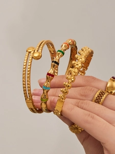Détails de bracelets plaqués or avec relief de crâne et motifs de bambou colorés