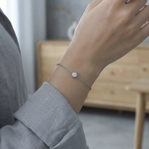 Minimalistisches Edelstahl-Kettenarmband mit einzelnem runden Zirkonia in Silber-Optik
