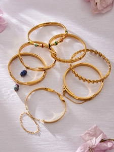 Ensemble de 7 bracelets dorés avec détails en émail et pendentifs en pierre naturelle