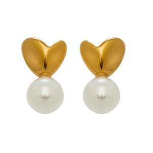 Boucles d'oreilles cœur plaqué or 18k avec perles blanches en style minimaliste chic