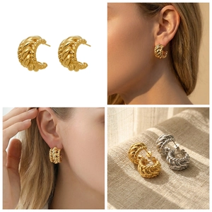 Détails des boucles d'oreilles créoles plaquées or 18 carats avec motif torsadé élégant