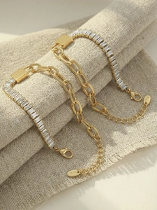 Detail van 18K vergulde kettingarmband met baguette-zirkonia en karabijnsluiting