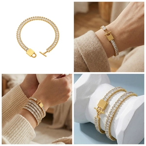 Vista macro del bracciale tennis placcato oro con zirconi e chiusura a barra con lucchetto