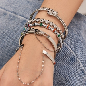 Ensemble de bracelets argentés superposés avec motifs de cœur et fermoir de luxe