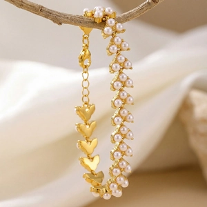 Élégant bracelet plaqué or 18k avec des rangées de perles blanches sur une branche de bois