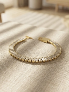 Dettaglio del bracciale placcato oro 18K con zirconi rettangolari e chiusura OT toggle