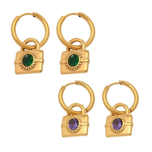 Créoles dorées avec pendentifs cadenas sertis de zircons émeraude et violets