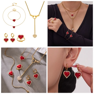 Détails du coffret bijoux doré avec cœur en émail rouge et accents de zircons blancs