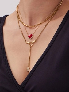 Ensemble de colliers dorés à trois rangs avec pendentif cœur rouge et fermoir mains
