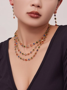 Detailansicht des luxuriösen Goldketten-Sets mit bunten Zirkoniasteinen im Lagenlook
