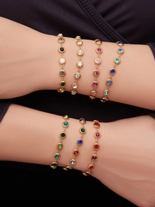 Detailansicht luxuriöser vergoldeter Armbänder mit bunten 5A Zirkonia-Steinen besetzt