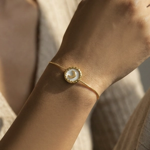 Schickes Goldarmband mit weißem Perlmuttmond und eleganter Schlangenkette für Damen