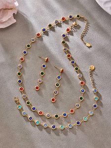 Detailaufnahme der bunten Zirkonia-Steine im goldenen Edelstahl-Schmuckset für Damen