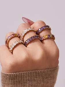 Dettagli degli anelli in acciaio placcati oro 18k con zirconi colorati a forma triangolare