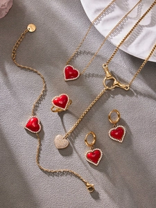 Détail d'un ensemble de bijoux coeur en émail rouge avec pavé de zircones cubiques