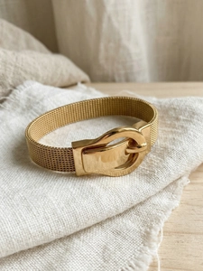 Detail of golden stainless steel mesh bracelet with magnetic horseshoe buckle closure