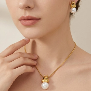 Ensemble collier et boucles d'oreilles lapin doré minimaliste avec perles blanches