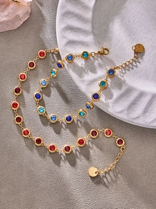 Detail von bunten Kristallarmbändern mit Vergoldung und Edelstahl-Karabinerverschluss