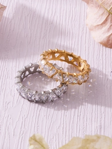 Dettaglio di anelli eternity con zirconi a taglio triangolare in oro e argento