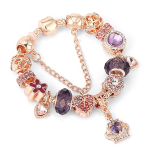 Bracelet en or rose avec breloques couronne violettes et cristaux sur chaîne serpent