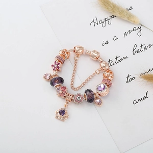 Bracelet rose doré avec pendentif couronne cœur violet et perles en verre facettées