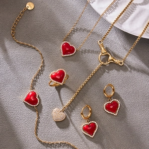 Parure de bijoux en acier doré avec pendentif cœur rouge et zircon, collier et bagues
