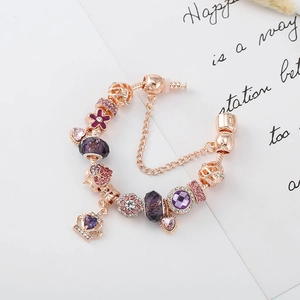 Bracelet en or rose avec pendentif couronne violette, breloques cœur et perles en verre