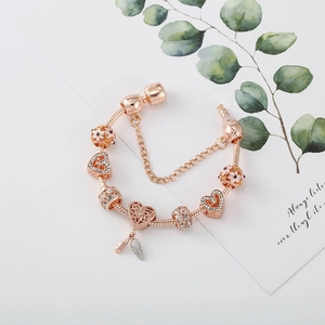 Funkelndes rosévergoldetes Herz-Charm-Armband mit Federanhänger und Kristallakzenten