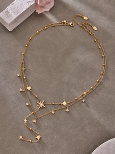 Detail der goldenen zweilagigen Edelstahlhalskette mit achteckigem Stern und Zirkon-Elementen
