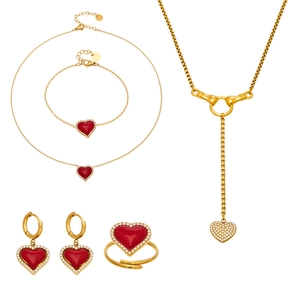 Parure bijoux dorée avec cœurs émaillés rouges et zircons, collier, bracelet et bague