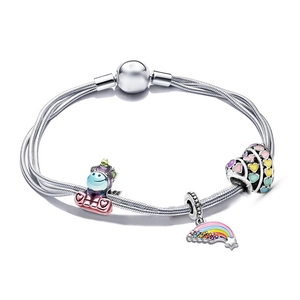 Bracciale multi-filo in argento con ciondoli a forma di unicorno e cuore smaltato