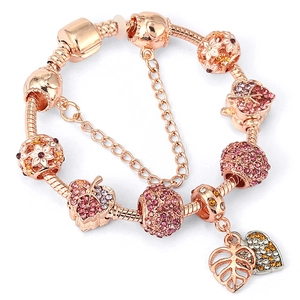 Bracelet maille serpent or rose avec perles pavées roses et pendentifs feuilles