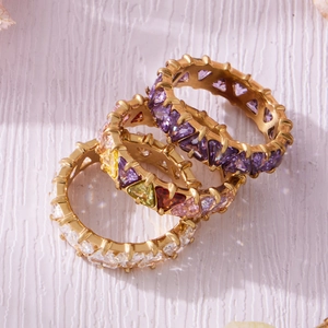 Set di tre anelli placcati in oro 18k con zirconi triangolari colorati e versatili