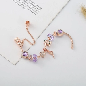Details von Roségold-Charm-Armband mit lila Kristallen und Riesenrad-Anhänger