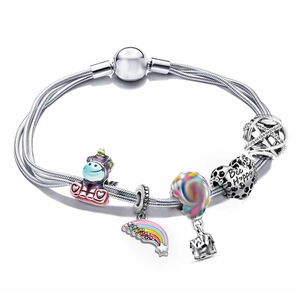 Bracciale a serpente in argento con ciondoli arcobaleno, unicorno e Bee Happy su sfondo bianco