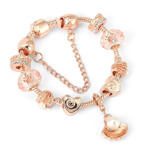 Vue détaillée du bracelet maille serpent or rose avec cristaux roses et breloques cœur