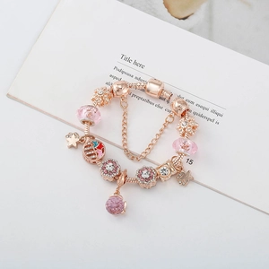 Bracelet à breloques en or rose avec perles en cristal rose et pendentifs fleuris